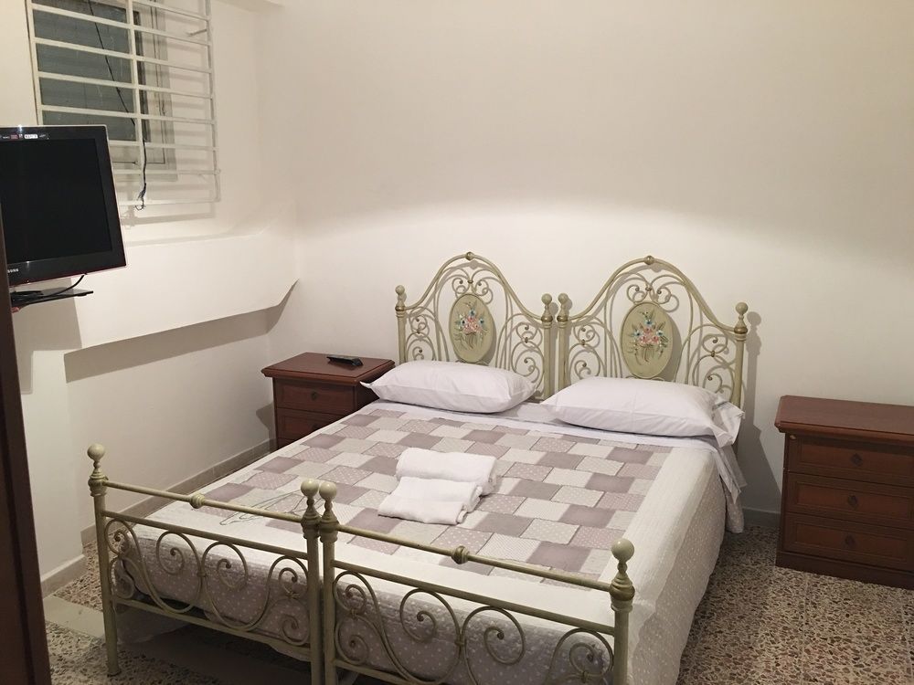 B&B Magna Grecia โครโตเน ภายนอก รูปภาพ